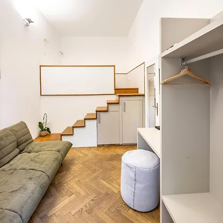 Center With Atrium Apartment *