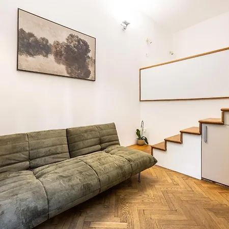 Apartment Center With Atrium *